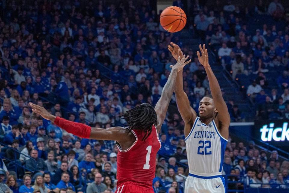 Louisville’s Mike James (1) defended against Kentucky guard Cason Wallace during the Cardinals’ 86-63 loss to the Wildcats last season at Rupp Arena. Mark Mahan