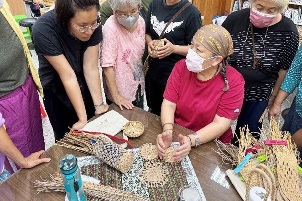 臺東縣文化處辦理藺草編推廣課程，聘請鄭梅玉老師傳授，即日起至29日在縣立圖書館辦理成果展。