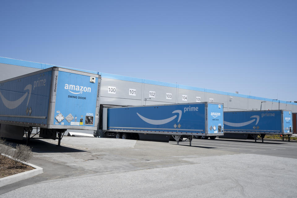 Camiones de Amazon Prime estacionados en San Francisco, Estados Unidos. (Foto: Getty)