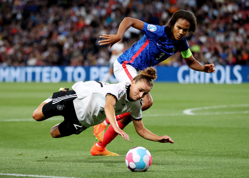 Robust auf und neben dem Feld: Hier räumt Wendie Renard (hinten) die Deutsche Lina Magull im EM-Halbfinale 20222 ab.  (Bild: REUTERS/Molly Darlington)