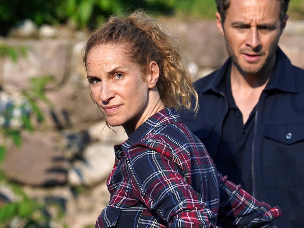 "Der Bozen-Krimi": Sonja Schwarz (Chiara Schoras, l.) und Jonas Kerschbaumer (Gabriel Raab) auf der Suche nach Hinweisen. (Bild: ARD Degeto/Hans Joachim Pfeiffer)