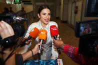 Blanca Paloma atiende a la prensa en el aeropuerto