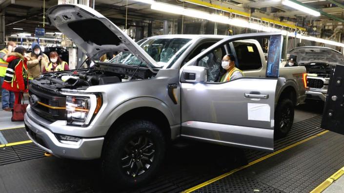 Camión serie F en la línea de ensamblaje en la planta de camiones Ford Dearborn