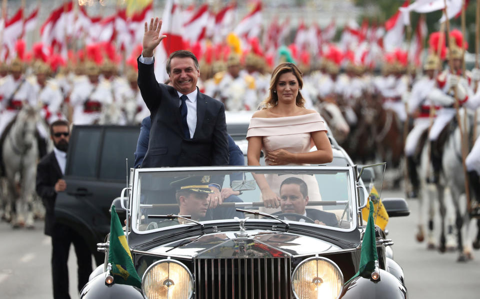 <p>Mit einem offenen Rolls-Royce und Ehefrau Michelle fuhr Jair Bolsonaro zum Kongress in Brasilia. Dort wurde der als rechtsextrem bekannte Ex-Militär zum neuen Präsidenten Brasiliens vereidigt. (Bild: Reuters/Sergio Moraes) </p>