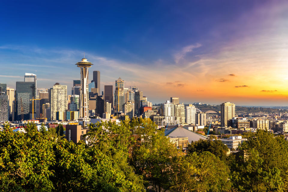 Vue panoramique sur le paysage urbain de Seattle et Space Needle au coucher du soleil, Washington, États-Unis