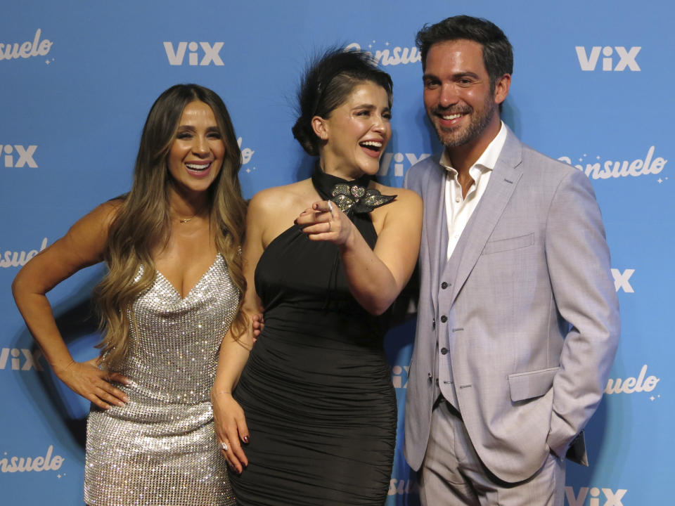 La actriz colombiana Catherine Siachoque, de izquierda a derecha, la actriz mexicana Cassandra Sánchez-Navarro y el actor mexicano Erick Chapa posan en la alfombra roja de la serie de ViX "Consuelo", en la Ciudad de México el 10 de abril de 2024. (Foto AP/Berenice Bautista)