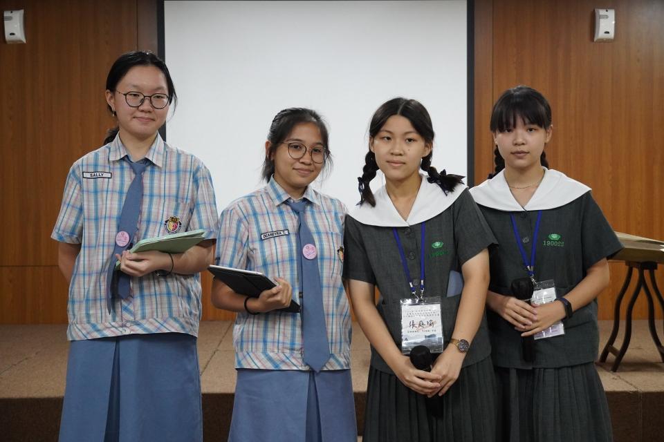 八華學校與臺南慈濟高中兩校主持人合影。