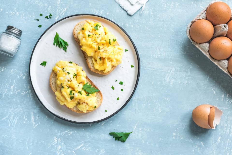 scrambled-egg-cooking-mistake: fluffy scrambled eggs on toast