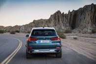 <p>Optional adaptive two-axle air suspension (standard on the X5 xDrive 50e) optimizes ride height, and automatically lowers by 10 millimeters above 86 mph. </p>
