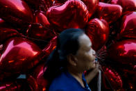 <p>Eine Frau verkauft auf den Straßen der thailändischen Hauptstadt Bangkok Luftballons zum Valentinstag. (Bild: Reuters/Athit Perawongmetha) </p>