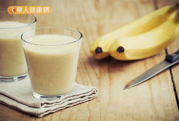 民眾不妨自製一杯香蕉堅果牛奶，既能攝取香蕉的營養，又能喝進堅果和牛奶的好處。