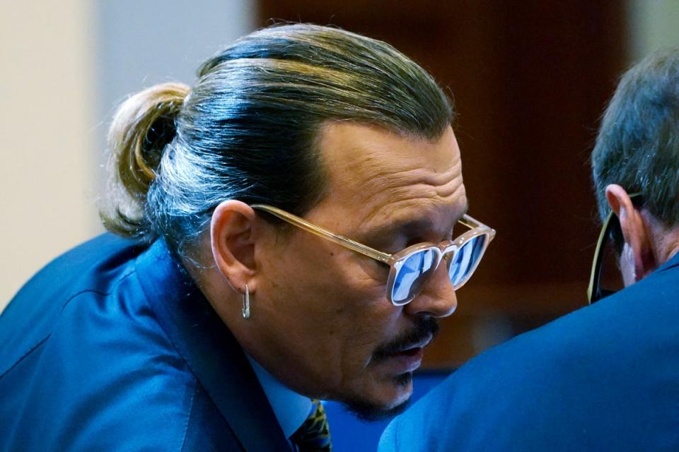 Johnny Depp en consulta con su abogado Ben Chew (Copyright The Associated Press All rights Reserved 2022)