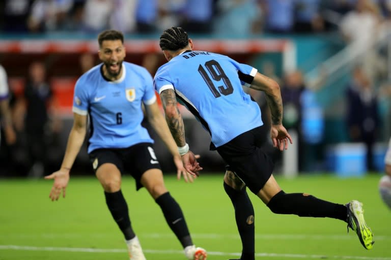 Darwin Núñez (19) celebra su tanto con Rodrigo Bentancur (6) en la victoria de Uruguay sobre Panamá por 3-1 el 23 de junio de 2024 en el Hard Rock Stadium de Miami por el GRupo C de la Copa América-2024 (Chris ARJOON)