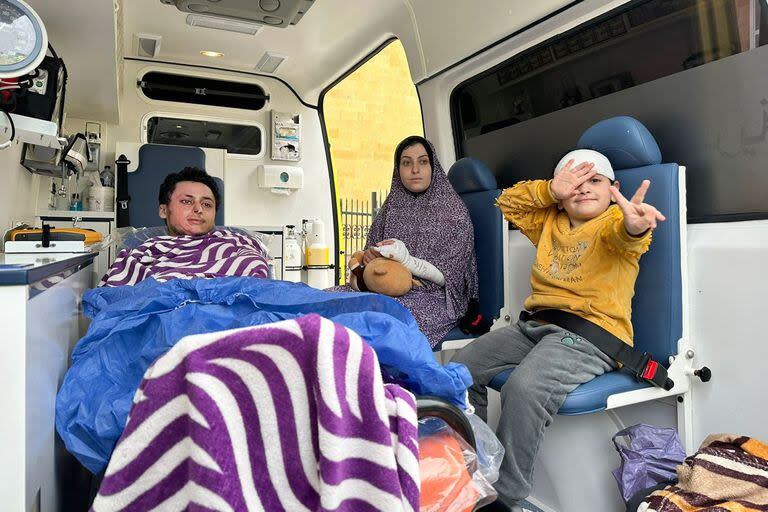 Una familia palestina herida llega al cruce fronterizo de Rafah en Egipto después de ser evacuada de la Franja de Gaza, el 28 de diciembre de 2023