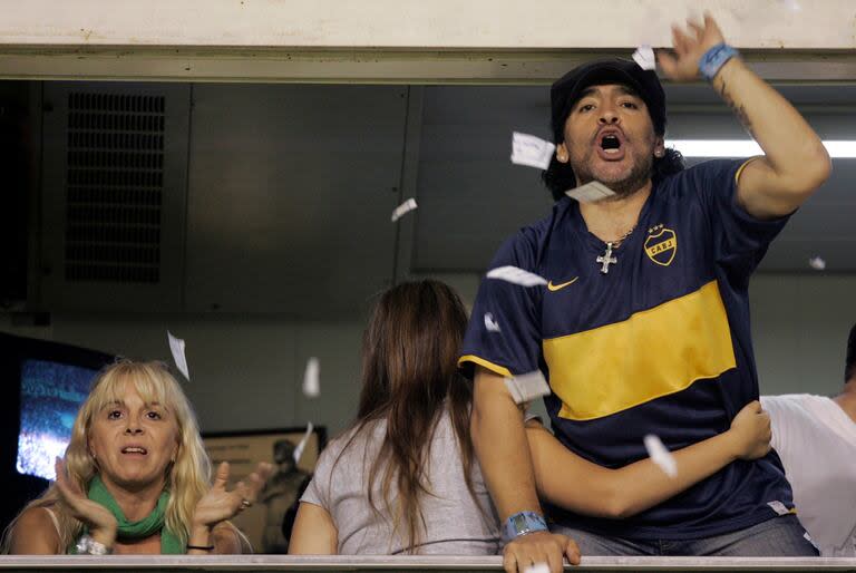 El 17 de enero de 2004, Boca le entregó a Maradona la tenencia de por vida de su palco