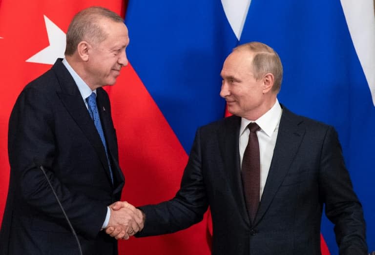 Le président turc Recep Tayyip Erdogan (g)  et son homologue russe Vladimir Poutine en mars 2020 à Moscou - Pavel Golovkin © 2019 AFP