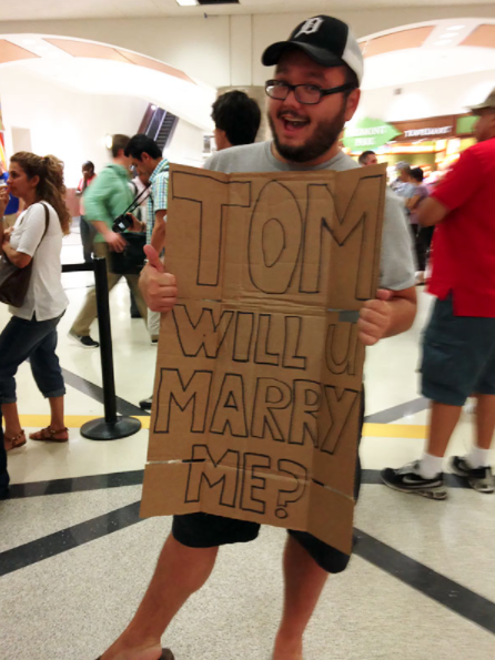 Este chico gay así recibe a sus amigos heterosexuales en el aeropuerto