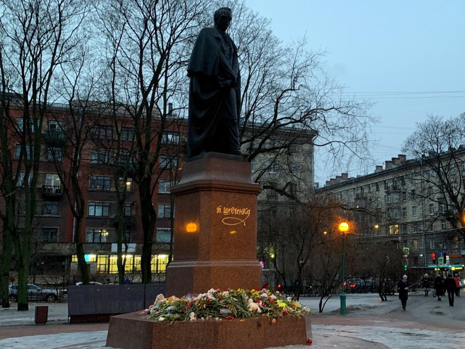 Flowers in St Petersburg (REUTERS)