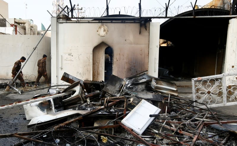 El consulado iraní después de que los manifestantes iraquíes irrumpieron e incendiaron el edificio durante las protestas antigubernamentales en Najaf, Irak, el 28 de noviembre de 2019