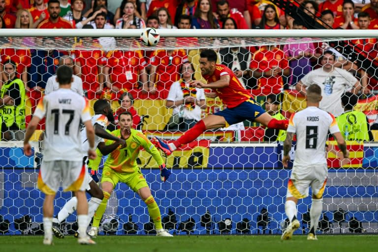 Mikel Merino remata de cabeza para dar la victoria a España sobre Alemania en cuartos de final de la Eurocopa, ante la mirada de Toni Kroos (derecha, de espaldas). En Stuttgart (Alemania), el 5 de julio de 2024 (Fabrice COFFRINI)