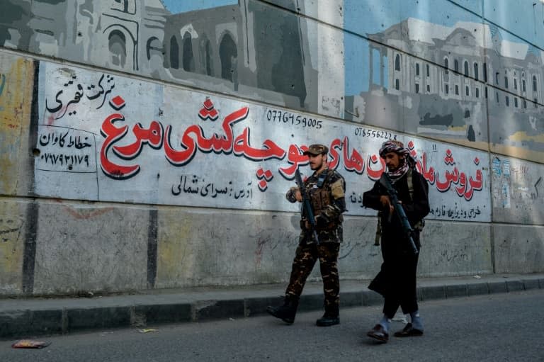 Des talibans armés patrouillent dans une rue de Kaboul, le 26 septembre 2021 en Afghanistan - Hoshang Hashimi © 2019 AFP