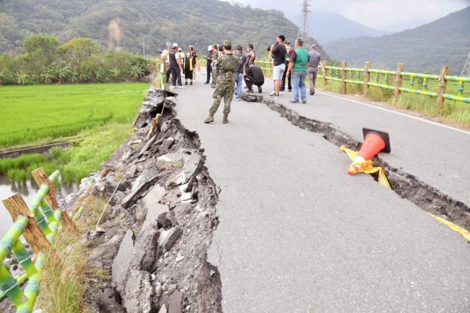 卓溪鄉卓富大橋前道路嚴重龜裂坍方。(花蓮縣政府提供)