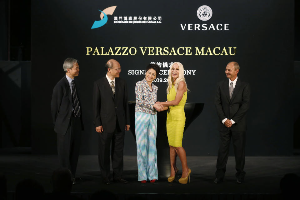 Angela Leong, Managing Director of SJM, third from left, shakes hands with Donatella Versace, second from right, witnessed by Louis Ng, Director and Chief Operating Officer of SJM, left, Ambrose So, Chairman of the Board of Directors of SJM, second from left, and Gian Giacomo Ferraris, CEO of Versace, right, during the Palazzo Versace Macau signing ceremony in Macau Thursday, Sept. 5, 2013. Italian fashion house Versace and Macau casino company SJM said the Versace-themed hotel they're planning for the Asian gambling city will be tweaked to appeal to the local Chinese market and open in 2017. Versace and SJM Holdings signed a deal last month to build the hotel at SJM's Cotai resort in Macau. (AP Photo/Kin Cheung)