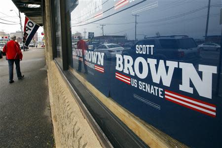 A pedestrian walks past the campaign offices for Republican candidate for the U.S. Senate Scott Brown in Manchester, New Hampshire May 10, 2014. REUTERS/Brian Snyder