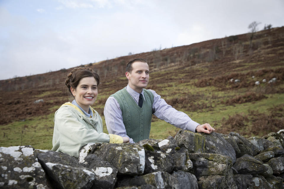 Rachel Shenton, izquierda, y Nicholas Ralph en una escena de "All Creatures Great and Small on MASTERPIECE" en una imagen proporcionada por PBS. La serie de siete partes basada en en las aventuras de James Herriot como un veterinario en la década de 1930 en Yorkshire se estrena el domingo. (Ed Miller/Playground Television and PBS via AP)