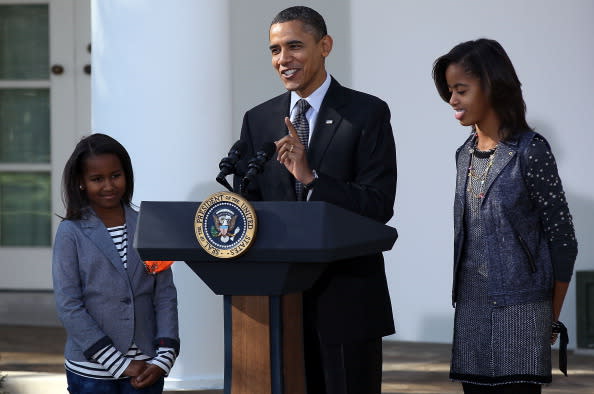 U.S. President Barack Obama speaks during a ceremony, where he pardoned the National Thanksgiving Turkey, named Apple, with daughters Sasha (L) and Malia (R) in the Rose Garden November 24, 2010 in Washington, DC. Obama also pardoned Cider, Apple's alternate. After the event, Apple and Cider will be taken to a new residence at George Washington's Mount Vernon Estate and Gardens. (Photo by Win McNamee/Getty Images)