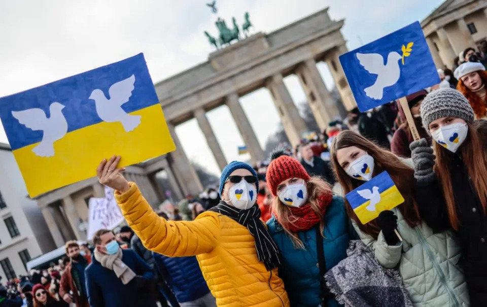 Personas reunidas en la Puerta de Brandeburgo para protestar contra la guerra en Ucrania el 27 de febrero de 2022 en Berl&#xed;n, Alemania (Getty Images)