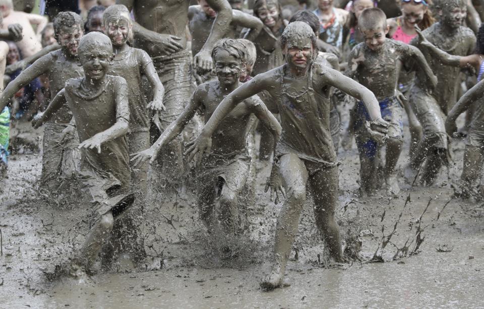 <p>Am sogenannten „Schlammtag“ vergnügen sich Kinder in einem 23 mal 46 Meter großen Schlammbecken im Nankin Mills Park in Westland im US-Bundesstaat Michigan. (Bild: AP Photo/Carlos Osorio) </p>