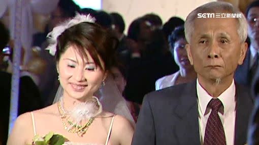 張瑋的岳父在婚禮時沒有展露笑容。