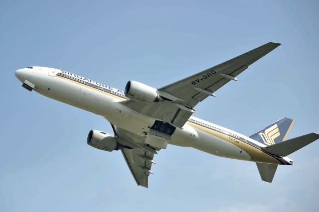 Singapore Airlines plane drops 13,000ft after engine failure