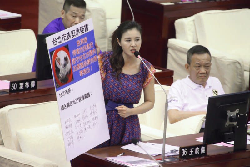 市議員王欣儀一再要求簽署禁止美豬進入台北市的要求，柯文哲當場悍然拒絕「這個我不會簽的」。（蔡耀徵攝）