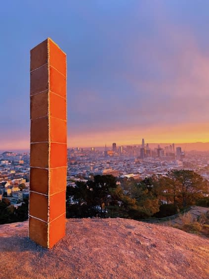 加州舊金山科羅納高地公園(Corona Heights Park)出現七呎高的薑餅巨柱。   圖 : 翻攝自@Anand Sharma Twitter