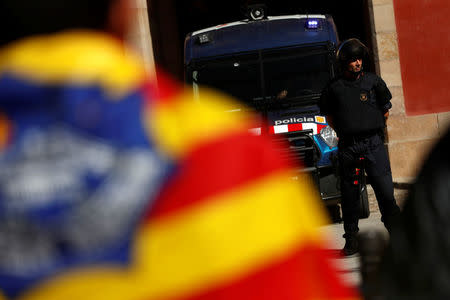 A group that broke away from the main pro-union demonstration organised by the Catalan Civil Society organisation protests outside the regional parliament as Catalonian regional police look on in Barcelona, Spain October 8, 2017. REUTERS/Juan Medina