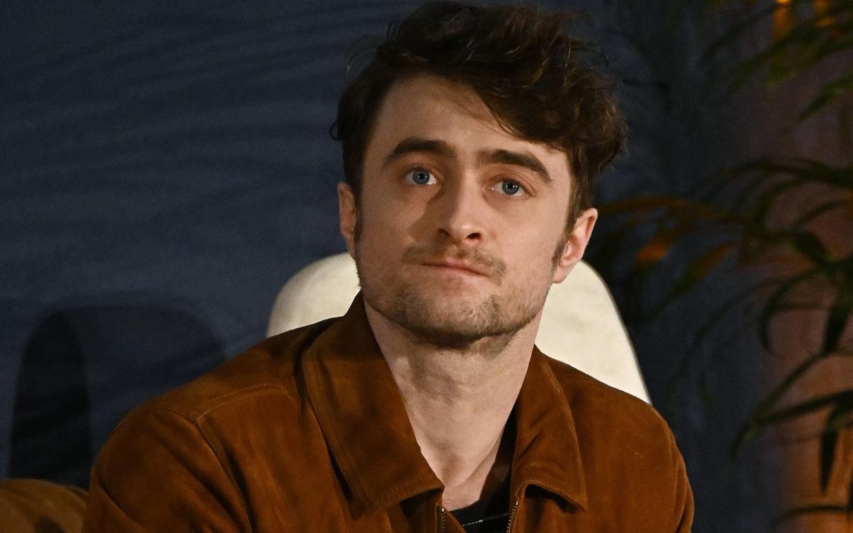 Daniel Radcliffe ist im Rahmen der kommenden HBO-Dokumentation "David Holmes: The Boy Who Lived" (Regie: Dan Hartley) als ausführender Produzent mit an Bord. Denn ihn und den titelgebenden Stuntman, der seit einem Unfall am Set von "Harry Potter" gelähmt ist, verbindet eine tiefe Freundschaft. (Bild: 2023 Getty Images/Steven Ferdman)