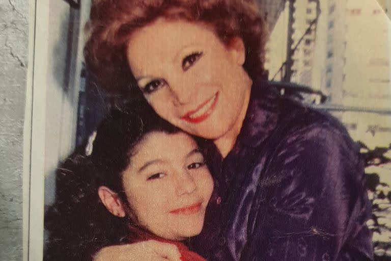 Irma Roy nació el 10 de junio de 1932 y murió a los 84 años, a causa de una infección, luego de un accidente doméstico. En la foto, junto a su hija Carolina Papaleo