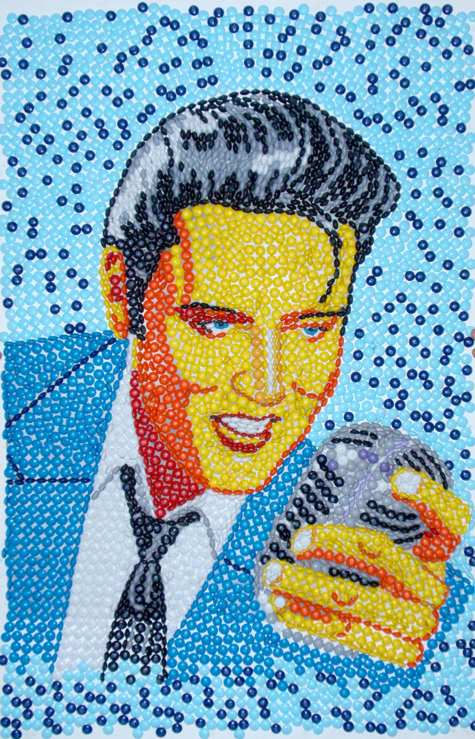 Elvis' Konterfei ist eines von vielen Prominenten-Porträts aus bunten Süßigkeiten. (Bild: Caters News)