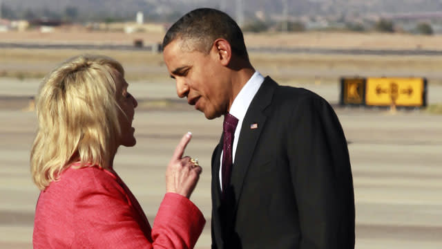 Brewer greets Obama on the tarmac in Phoenix, Jan. 25, 2012. (AP/File)