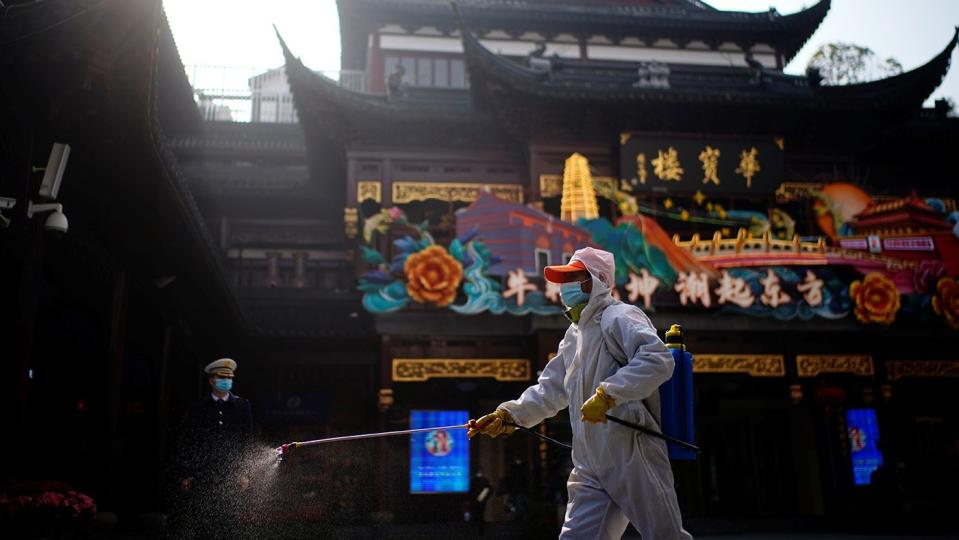 在上海豫園，一名防疫人員正在進行消毒。
