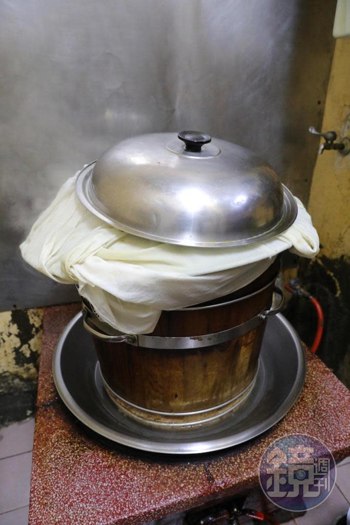 至今仍用古法的木桶炊飯，可確保糯米水氣透散，粒粒分明。