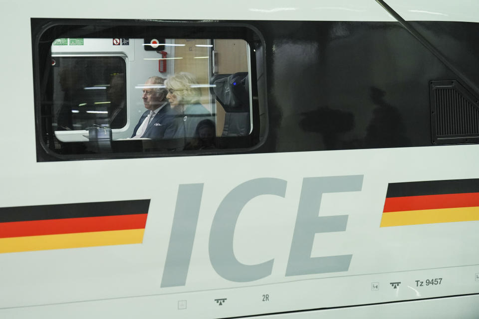 Das royale Paar saß in einem regulären ICE (Bild: FlashPic - Pool/Getty Images)