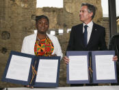 Colombia's Vice President Francia Marquez and U.S. Secretary of State Antony Blinken hold an agreement during their visit to Fragmentos Museum, Monday, Oct. 3, 2022, in Bogota, Colombia. (Luisa Gonzalez/Pool via AP)