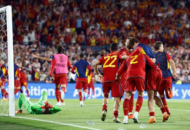 Foto del domingo e los futbolistas de España elebrando ras ganar la UEFA Nations League