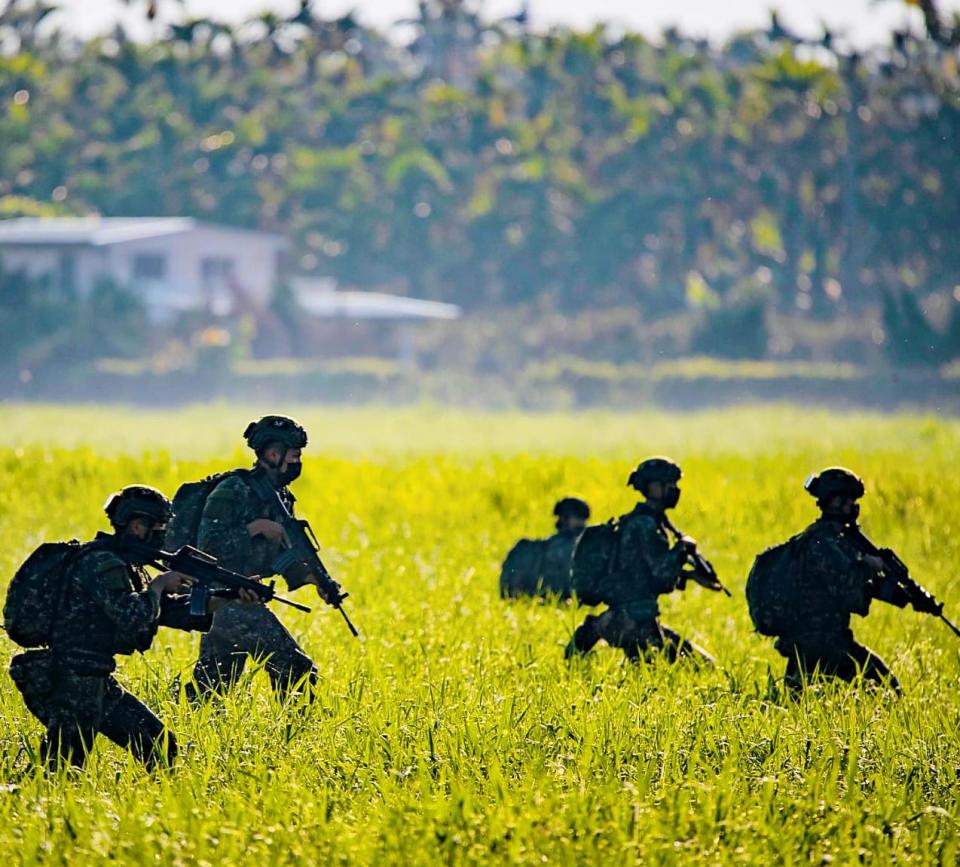 國軍偵測到金門出現共軍無人機，發射信號彈示警。（示意圖／翻攝自國防部發言人臉書）