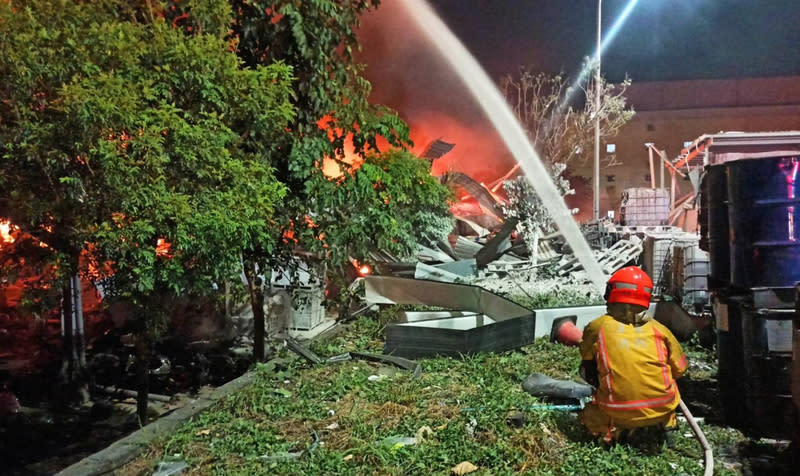 屏東科技園區內1家工廠22日晚間發生火警，消防人員持續搶救中。（圖／屏東消防局提供） 