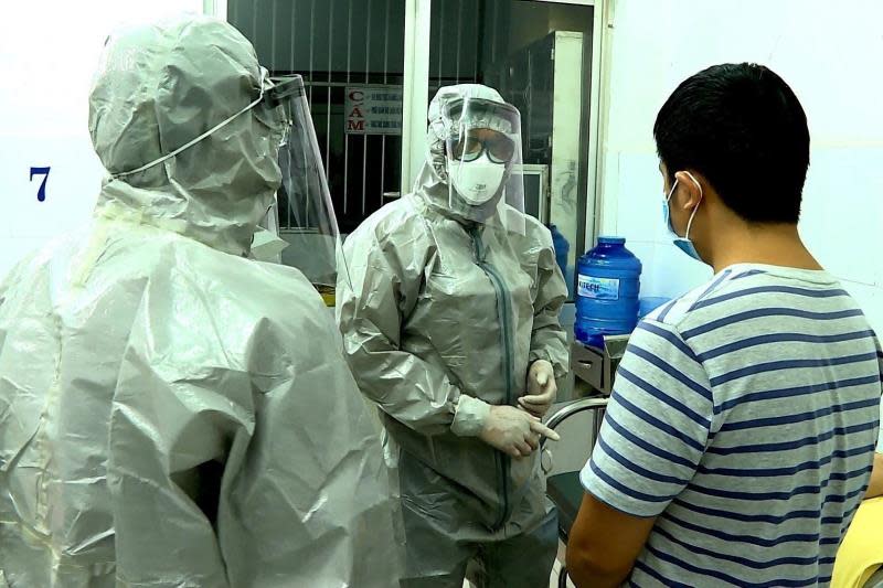 Las autoridades de Wuhan, la ciudad en la que surgió el brote de coronavirus que ha dejado hasta el momento 25 muertos en China, han comenzado a construir un hospital &quot;especial&quot; con 1.000 camas EFE/EPA/STR