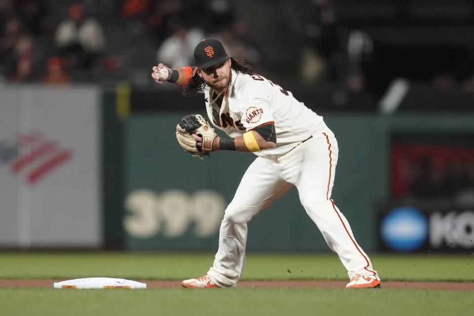 Giants shortstop Brandon Crawford makes a throw against the Diamondbacks on Sept. 29.